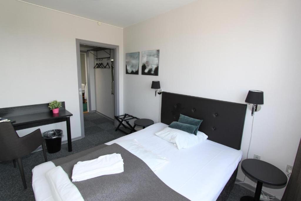 Banegaardshotellet Vojens Bagian luar foto